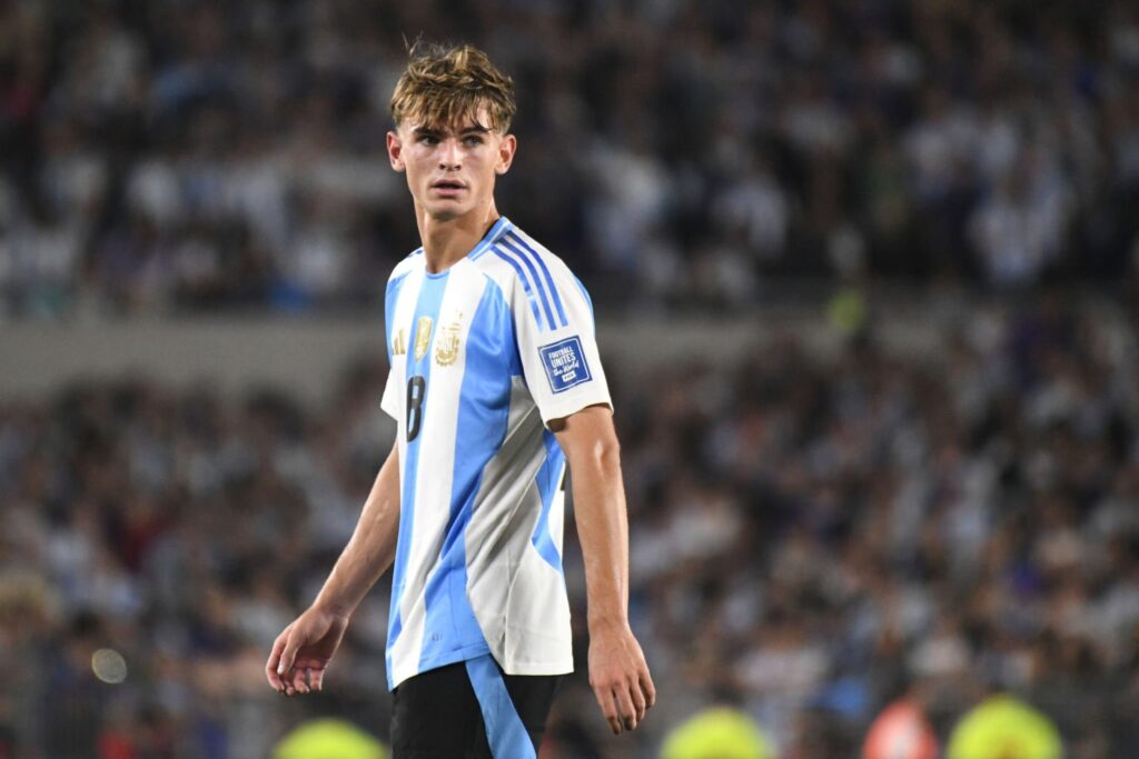 Nico Paz con la maglia dell'Argentina