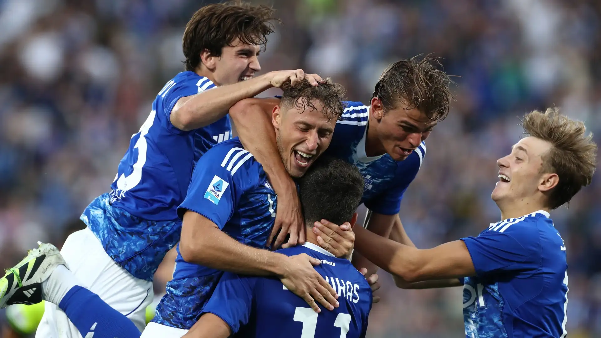Il Como festeggia dopo la vittoria contro la Lazio in Serie A