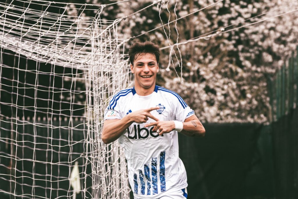 Thomas Altomonte con la maglia del Como